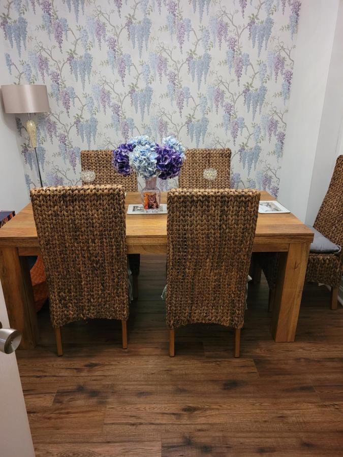 Siobhan's abode 2 Deluxe doubles n large single Swindon Extérieur photo