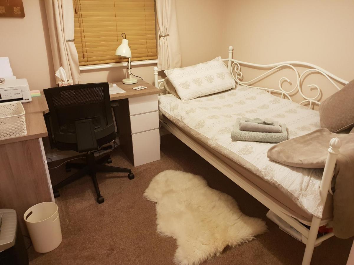 Siobhan's abode 2 Deluxe doubles n large single Swindon Extérieur photo